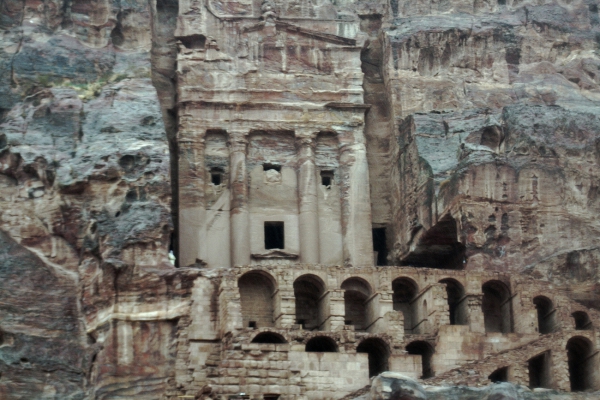 Zdjęcie z Jordanii - grobowiec w skale