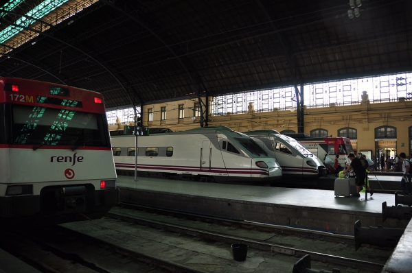 Zdjęcie z Hiszpanii - Szybkie pociągi na dworcu