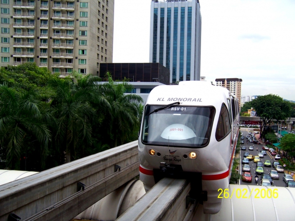 Zdjęcie z Malezji - Kolejka Monorail wjezdza