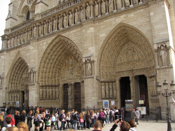 Zdjęcie z Francji - Kolejka przed Notre-Dame.