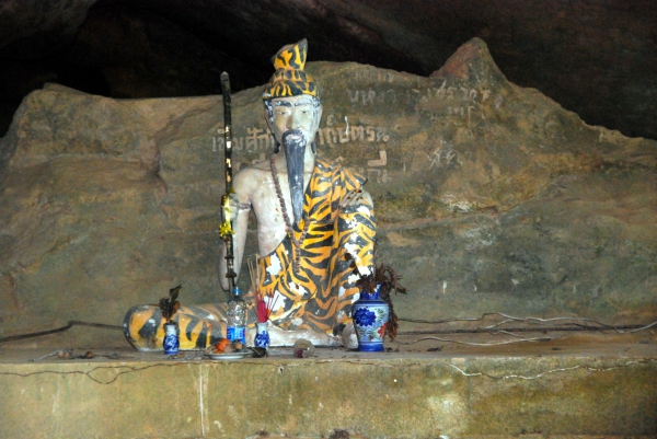 Zdjęcie z Tajlandii - Kapliczka w jaskini