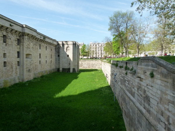 Zdjęcie z Francji - Mury zamku z fosa.