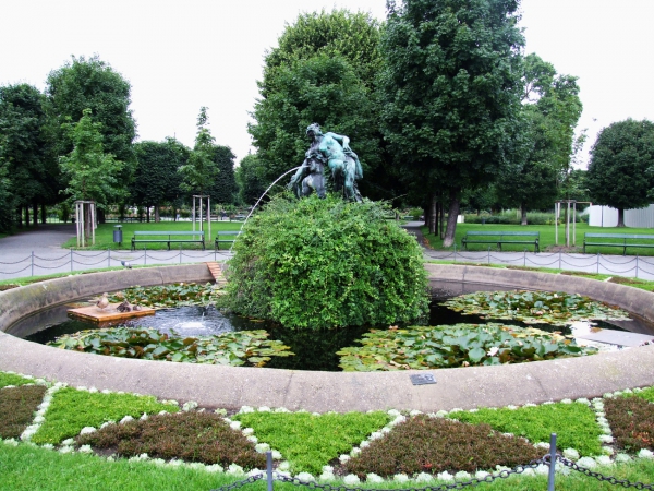 Zdjęcie z Austrii - ogród przy Muzeum 