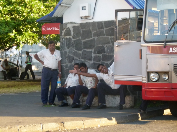 Zdjęcie z Mauritiusa - Odpoczywajacy kierowcy.