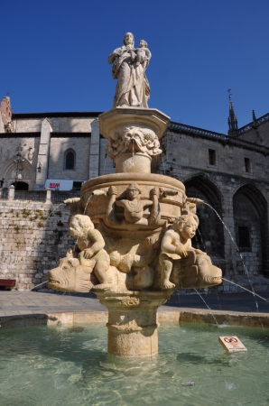 Zdjęcie z Hiszpanii - fontanna przed katedrą