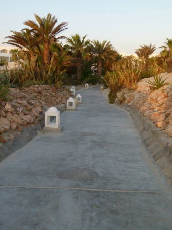 Zdjęcie z Tunezji - Droga z hotelu na plaze.