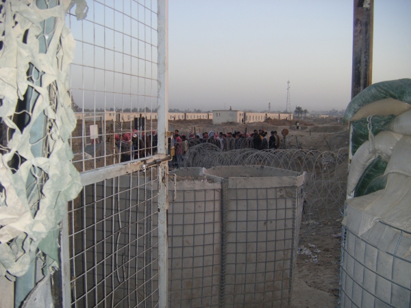 Zdjęcie z Iraku - Kolejka przed bramą 
