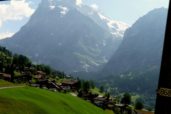 Zdjęcie ze Szwajcarii - kolejka wspina się...
