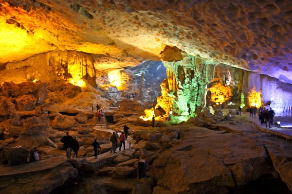 Zdjęcie z Wietnamu - jaskinia niedaleko halong