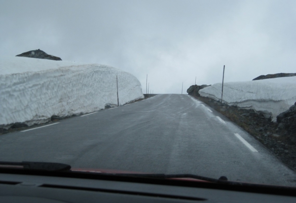 Zdjęcie z Norwegii - śnieg przy drodze