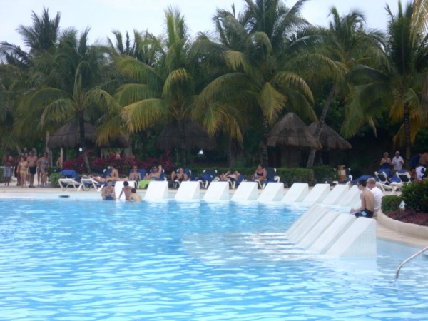 Zdjęcie z Meksyku - leżaczki w basenie