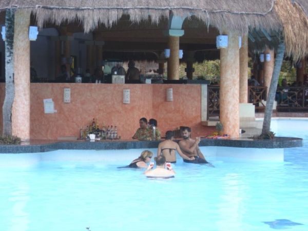 Zdjęcie z Meksyku - basenowy bar
