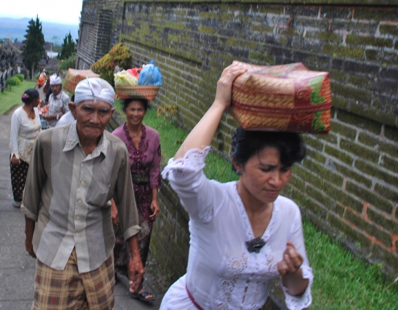 Zdjęcie z Indonezji - Balijczycy przychodzacy