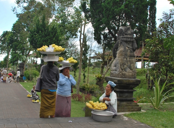 Zdjęcie z Indonezji - Sprzedawczynie owocow