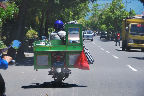 Zdjęcie z Indonezji - Sklepik na motorku