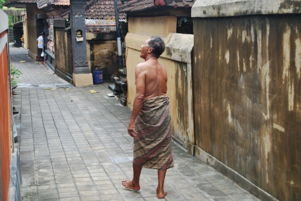 Zdjęcie z Indonezji - Balijczyk na spacerze