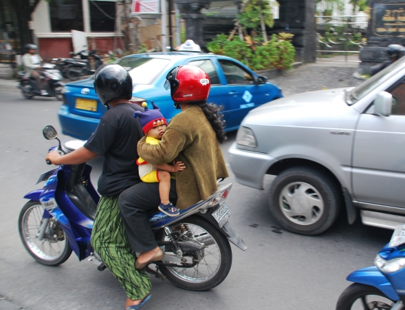 Zdjęcie z Indonezji - Mama w kasku, tata