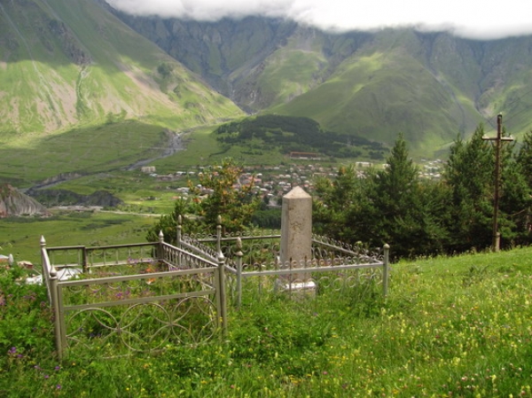 Zdjęcie z Gruzji - Gergeti - cmentarz.