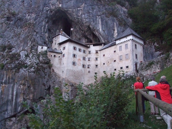 Zdjęcie ze Słowenii - zamek w skale