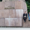 Zdjęcie z Ukrainy - młodzież w cieniu pomnika