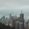 Panorama Hong Kongu - Zdjęcie Panorama Hong Kongu - widziana ze szczytu Victoria Peak. Mielismy szczescie, miasto wylonilo sie z chmur kilka razy :)