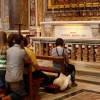 Zdjęcie z Watykanu - Przy grobie Jana Pawła II