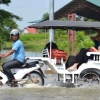 Zdjęcie z Kambodży - Typowy kambodzanski tuktuk i powodz, ktora zalala polowe miasta