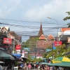Zdjęcie z Kambodży - Pub Street w ciagu dnia, z tylu pagoda swiatyni Wat Prom Rath