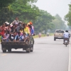 Zdjęcie z Kambodży - Tak jezdza tam dzieci...a fotelik? a pasy?  :)