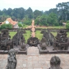 Zdjęcie z Kambodży - Bakong, z tylu widac wspolczesne budynki klasztorne