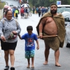 Zdjęcie z Nowej Zelandii - Maoryski wioslarz lodzi waka wracajacy z rodzina 