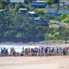 Zdjęcie z Nowej Zelandii - Tlumy na Hot Water Beach. Z tylu miasteczko Kawhia