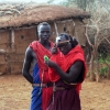 Zdjęcie z Kenii - masajowie; jeden modniś elegant, z lusterko-szczotką - prezent od turystki:)