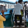 Zdjęcie z Malediw - ładujemy sie z tubylcami na prom