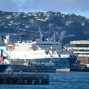 Zdjęcie z Nowej Zelandii - Port i jeden z promow kursujacych pomiedzy Wyspami Polnocna i Poludniowa