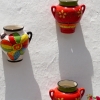 Zdjęcie z Hiszpanii - ceramika uliczna po doniczkach z kwiatami to najczęściej spotykane dekoracje