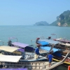 Zdjęcie z Tajlandii - Lodzie longtail boats "Ruea Hang Yao" czekajace na turystow