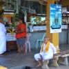Zdjęcie z Tajlandii - Buddyjskie mniszki z wlascicielka sklepiku z pamiatkami