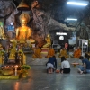 Zdjęcie z Tajlandii - Mnisi blogoslawia wiernych w swietej jaskini