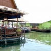 Zdjęcie z Tajlandii - ta po lewej to nasza pływająca barka-restauracja