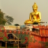 Zdjęcie z Tajlandii - na tajskim brzegu wita nas z oddali wyzłocony Budda zerkający na Mekong...