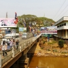 Zdjęcie z Tajlandii - mostek graniczny; po drugiej stronie typowy (tu birmański) "pierdzielniczek" :)