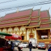Zdjęcie z Tajlandii - świątynia pomiędzy bazarowymi straganami