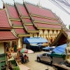 Zdjęcie z Tajlandii - świątynia pomiędzy bazarowymi straganami