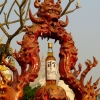 Zdjęcie z Tajlandii - butla whisky na głowie demona? :))