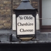 Zdjęcie z Wielkiej Brytanii - Szyld jednego z najstarszych pubów w Londynie.