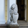 Zdjęcie z Polski - Przed portykiem, zdobiącym główne wejście do pałacu ustawione są dwa marmurowe lwy, podtrzymujące ta