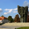 Zdjęcie z Polski - ciekawy pomnik Władysława Broniewskiego 