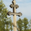 Zdjęcie z Polski - Tuż obok kapliczki wznosi się drewniany krzyż upamiętniający 
