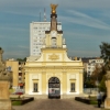 Zdjęcie z Polski - brama główna prowadząca do Pałacu, z herbem Branickich- Gryf